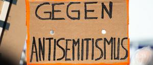 Juden in Deutschland müssen mit Hetze gegen sich leben. Hier zeigt ein Demonstrant Solidarität.