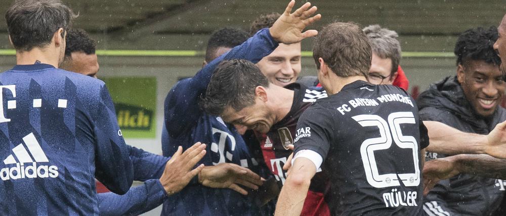 Robert Lewandowski (Mitte) hat es geschafft, er hat Gerd Müllers Rekord egalisiert.