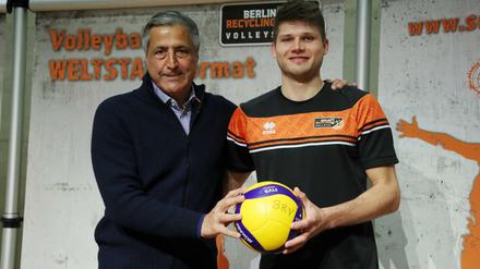 Große Freude bei den Volleys. Manager Kaweh Niroomand, Neuzugang Rückkeher Ruben Schott.
