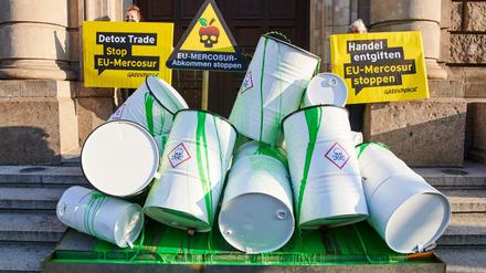 Greenpeace-Protest mit symbolischen Pflanzengift-Fässern vor dem Wirtschaftsministerium, die Organisation ist für den Stopp des EU-Mercosur Handelsabkommens. 