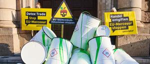 Greenpeace-Protest mit symbolischen Pflanzengift-Fässern vor dem Wirtschaftsministerium, die Organisation ist für den Stopp des EU-Mercosur Handelsabkommens. 