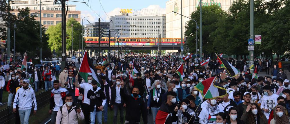 Bei einer pro-palästinensische Demo am Mittwochabend liefen tausende Protestierende durch Berlin. 