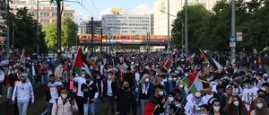 Bei einer pro-palästinensische Demo am Mittwochabend liefen tausende Protestierende durch Berlin. 