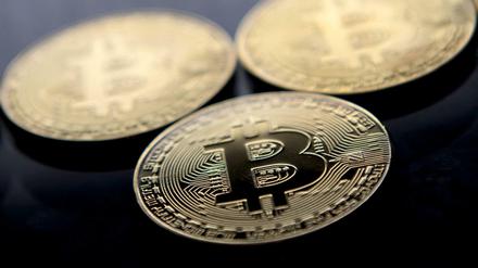 Die Digitalwährung Bitcoin sackte auf der Handelsplattform Bitstamp zeitweilig um etwa 25 Prozent auf 30 066 US-Dollar ab.
