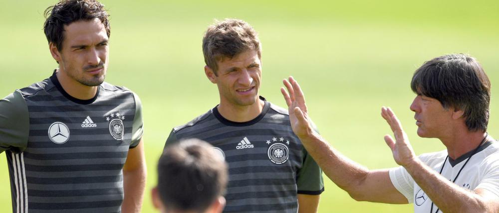 Bundestrainer Joachim Löw gibt beim Training der deutschen Nationalmannschaft Anweisungen an Mats Hummels (l) und Thomas Müller.
