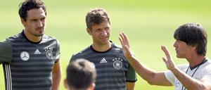 Bundestrainer Joachim Löw gibt beim Training der deutschen Nationalmannschaft Anweisungen an Mats Hummels (l) und Thomas Müller.