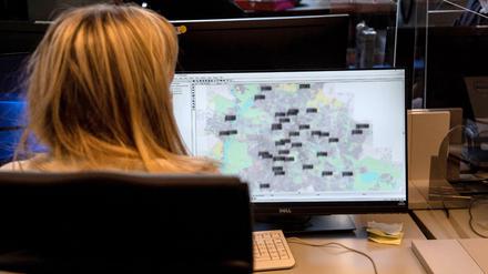 Einsätze in ganz Berlin: Eine Beamtin hat die Karte mit den Ermittlerteams im Blick.
