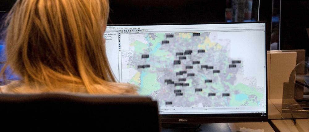 Einsätze in ganz Berlin: Eine Beamtin hat die Karte mit den Ermittlerteams im Blick.