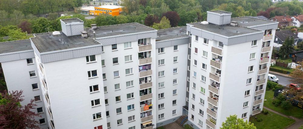 Velbert: Zwei Hochhäuser sind abgesperrt und fast 200 Bewohner seit Sonntag unter Quarantäne gestellt.