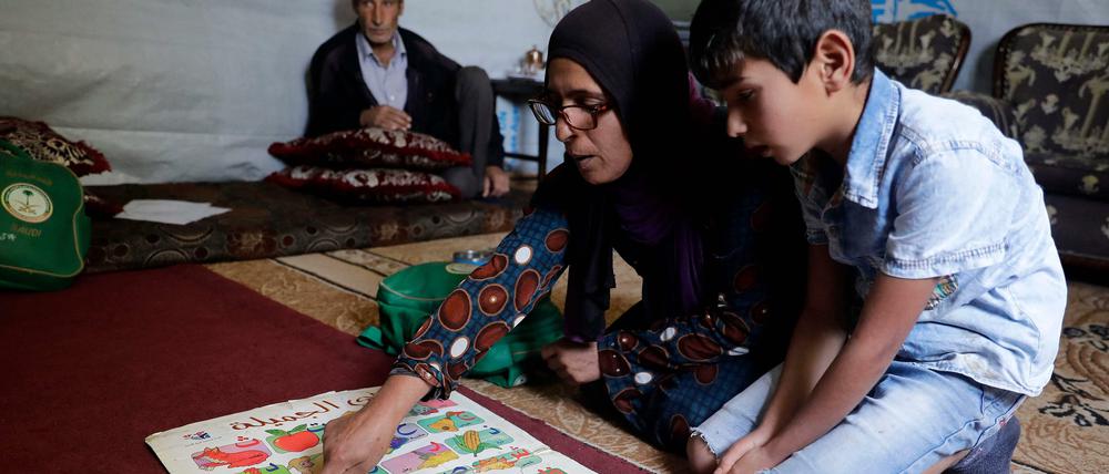 Der elfjährige Mohammed, ein Flüchtling aus Syrien, lernt mit seiner Mutter in einem Flüchtlingslager in der Bekaa-Ebene im Libanon. Sicherheit, Bildung, genug zu essen und Chancen sind es, die Menschen suchen, sagt die Fachkommission Fluchtursachen. Libanon, wo dies gerade wegen der Krise im Land vor allem für Geflüchtete in Gefahr ist, wäre eines der Aufnahmeländer, denen nach ihren Kriterien massiv geholfen werden müsste.