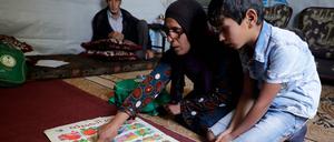 Der elfjährige Mohammed, ein Flüchtling aus Syrien, lernt mit seiner Mutter in einem Flüchtlingslager in der Bekaa-Ebene im Libanon. Sicherheit, Bildung, genug zu essen und Chancen sind es, die Menschen suchen, sagt die Fachkommission Fluchtursachen. Libanon, wo dies gerade wegen der Krise im Land vor allem für Geflüchtete in Gefahr ist, wäre eines der Aufnahmeländer, denen nach ihren Kriterien massiv geholfen werden müsste.