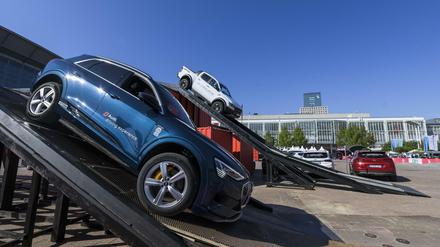 Ein Audi e-tron 55 Quattro (l) und ein Ford Ranger Raptor befahren einen Testkurs auf dem Gelände der IAA.