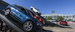 Ein Audi e-tron 55 Quattro (l) und ein Ford Ranger Raptor befahren einen Testkurs auf dem Gelände der IAA.