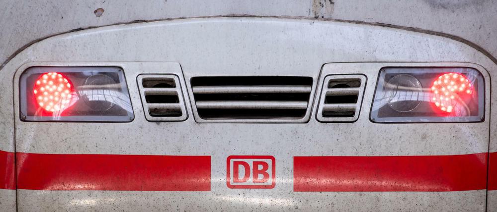 Ein ICE der Deutschen Bahn steht im Hauptbahnhof.