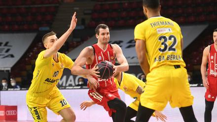Nationalspieler Paul Zipser (am Ball) erwischte gegen Alba einen Sahnetag.