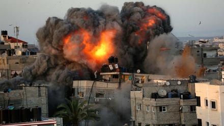 Ein Feuerball über Gaza nach israelischem Beschuss. 