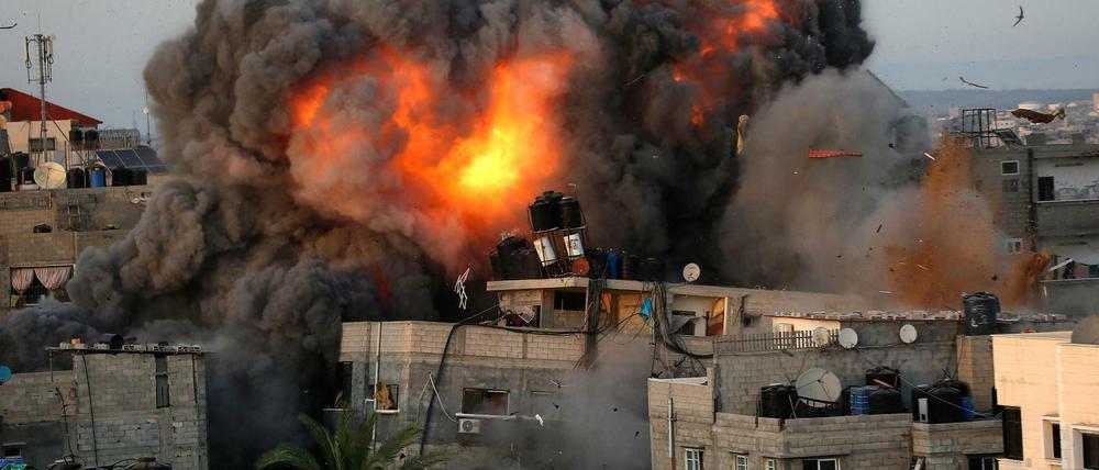 Ein Feuerball über Gaza nach israelischem Beschuss.