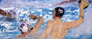 Dmitri Kholod wirft im Champions-League-Spiel gegen CN Marseille aufs Tor. 