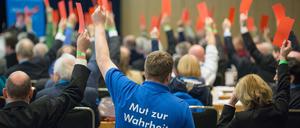 Teilnehmer stimmen per Karten auf einem Parteitag der AfD ab.