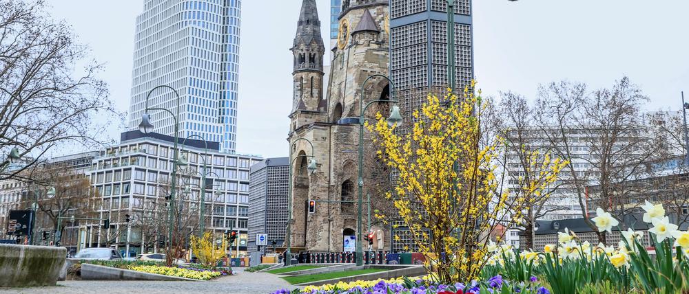 Blick auf den Breitscheidplatz mit der Gedächtniskirche und dem Hotel- und Bürohochhaus Upper West.