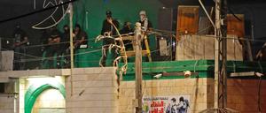 Arabische Israelis verteidigen eine Moschee in Lod gegen Angriffe radikaler jüdischer Israelis.