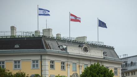 Die Flagge Israels ist auf dem Bundeskanzleramt gehisst. 