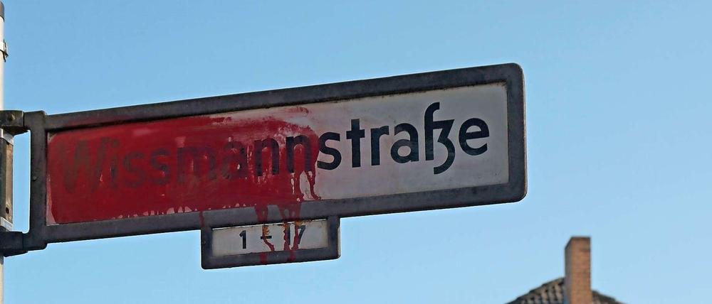 Unbekannte haben die Schilder der Wissmannstraße in Grunewald mit blutroter Farbe besprüht.
