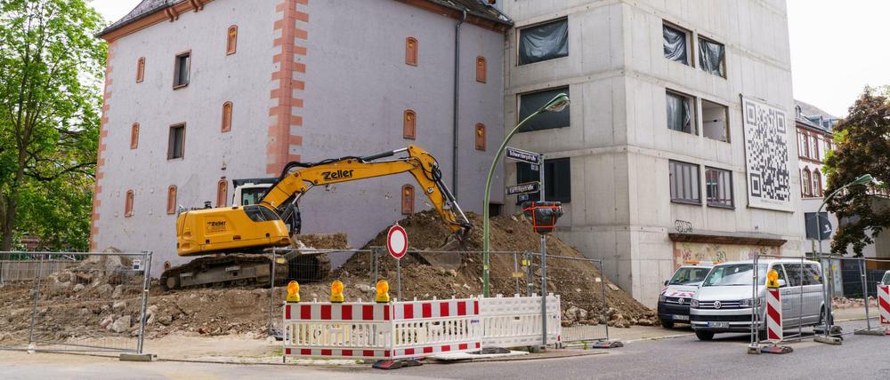 Am Frankfurt wurde vor diesem Haus eine beschädigte Weltkriegsbombe gefunden. Sie soll schnellstmöglich gesprengt werden.