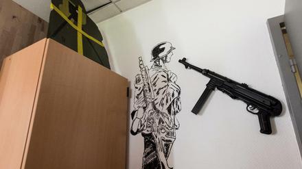 Der alte Ungeist. Zeichnung eines Wehrmachtssoldaten und eine Maschinenpistole aus der Nazizeit in der Kaserne im Elsass, in der Franco A. stationiert war