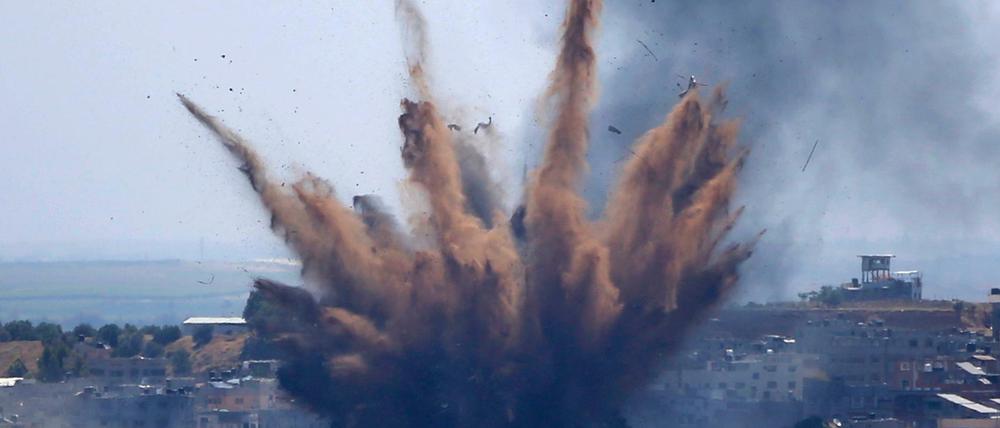 In Gaza steigt Rauch nach einem israelischen Luftangriff auf. 