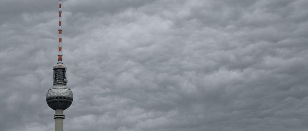 Dicke Wolken werden für Donnerstag über Berlin erwartet.