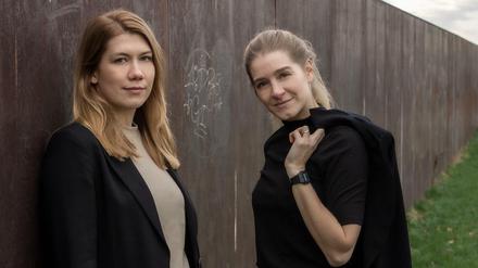 Rebecca Richter (links) und Katja Dunkel (rechts) haben eine Kanzlei für queere Menschen und Frauen eröffnet.