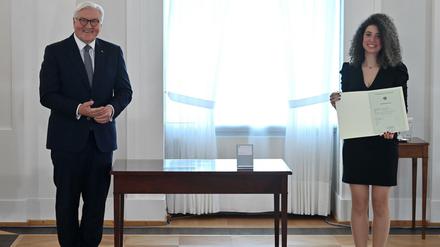 Glücklich Landsleute: Die aus Ägypten stammende Computerfachfrau Mariam Abouelfadl und Bundespräsident Frank-Walter Steinmeier nach der Übergabe der Einbürgerungsurkunde