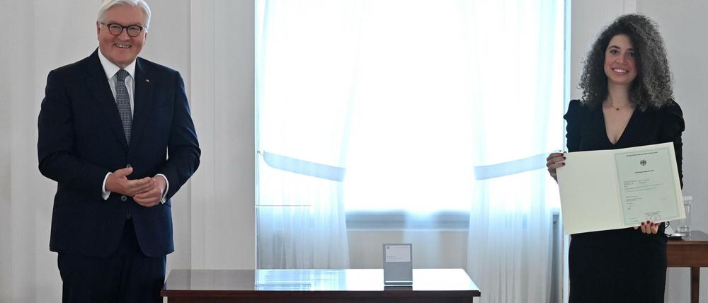 Glücklich Landsleute: Die aus Ägypten stammende Computerfachfrau Mariam Abouelfadl und Bundespräsident Frank-Walter Steinmeier nach der Übergabe der Einbürgerungsurkunde