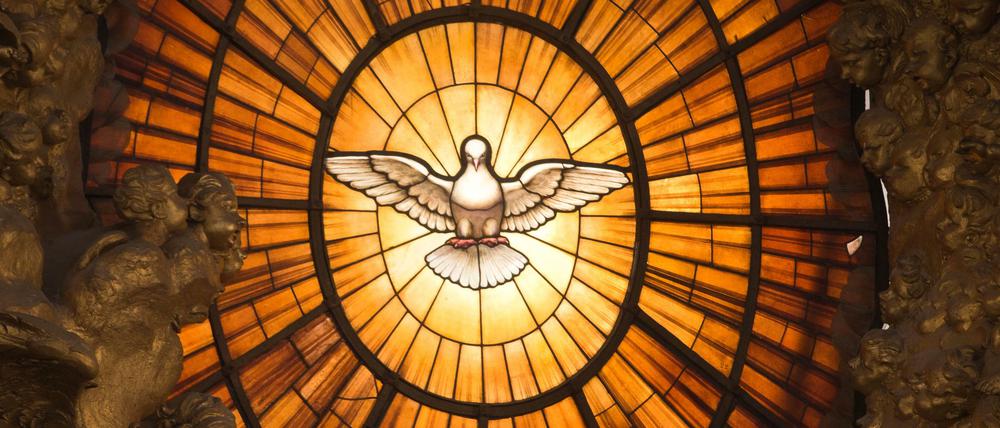 Eine berühmte Darstellung des Heiligen Geistes in Form einer Taube: ein Kirchenfenster im Petersdom im Vatikan. 