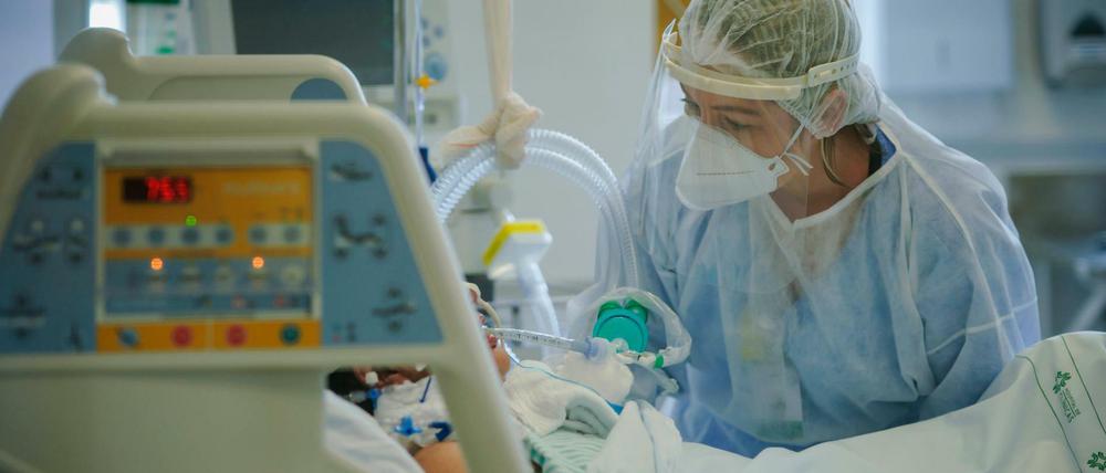 Deutlich abnehmende Zahlen an Neuinfektionen und Intensivpatienten. Doch die Zahl der Corona-Toten stagniert in Deutschland.