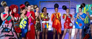 Alex ist die vierte von links.