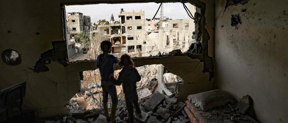Gaza, am Tag eins des Waffenstillstands. Zwei palästinensische Kinder blicken auf Ruinen in ihrer Nachbarschaft.