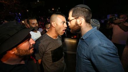Wut unter Nachbarn. Ein Palästinenser und ein Israeli streiten im Jerusalemer Stadtteil Sheik Jarrah. Dort sollen Wohnungen zwangsgeräumt werden, die von Palästinensern bewohnt werden.