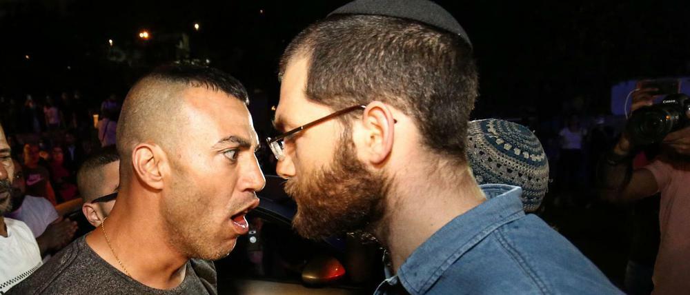 Wut unter Nachbarn. Ein Palästinenser und ein Israeli streiten im Jerusalemer Stadtteil Sheik Jarrah. Dort sollen Wohnungen zwangsgeräumt werden, die von Palästinensern bewohnt werden.