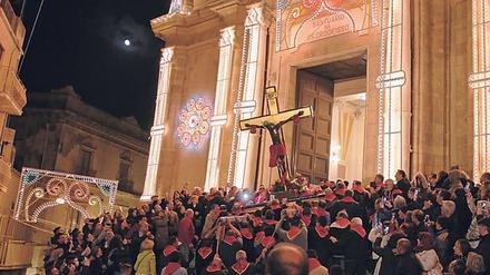 Jedes Jahr tragen die Männer des Städtchens Siculiana die Skulptur des schwarz bemalten Jesus herum. Erstmals sind Migranten dabei. 