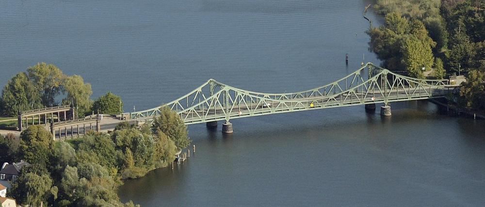 Die Glienicker Brücke verbindet die Bundeshauptstadt Berlin mit der brandenburgischen Landeshauptstadt Potsdam.