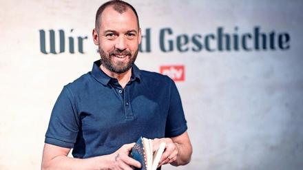 Moritz Harms präsentiert das Format „Wir sind Geschichte“ ab 25. Mai um 20 Uhr 15 bei n-tv. Die Themen u.a.: „Atomares Wettrüsten“, „Auf dem Weg zur EU“.