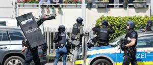 Die Polizei in Kiel sucht noch immer nach dem Verdächtigen.