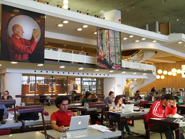 Fotoausstellung im Lesesaal der Staatsbibliothek in der Potsdamer Straße in Berlin-Tiergarten.