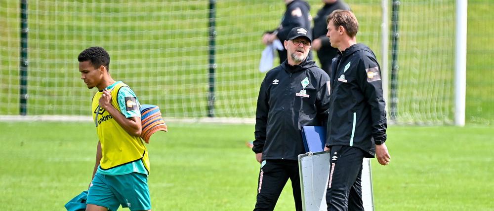 Thomas Schaaf dreht bei Werder die Zeit zurück. Der Trainer wieder mit Flipchart, der junge Felix Agu trägt die Hütchen vom Platz. 