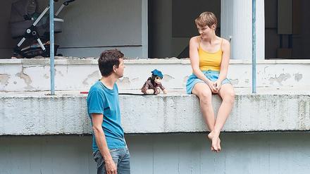 Beziehungsdrama mit Gesangseinlage: Georg (Ole Lagerpusch) und Sophie (Birte Schnöink) treffen sich vor dem Haus.