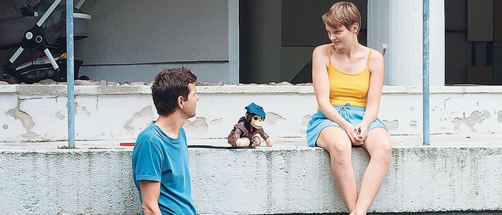 Beziehungsdrama mit Gesangseinlage: Georg (Ole Lagerpusch) und Sophie (Birte Schnöink) treffen sich vor dem Haus.