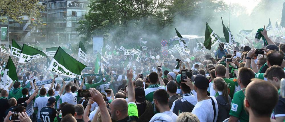 Man nennt es Tradition. Aber ob die dem SV Werder Bremen oder dem 1. FC Köln im Abstiegskampf helfen wird, das ist wieder eine ganz andere Frage.