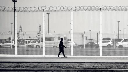 „Ich war drinnen, sie waren draußen“. Eine Szene aus Calais. Das Foto stammt aus Johny Pitts’ Buch „Afropäisch“.